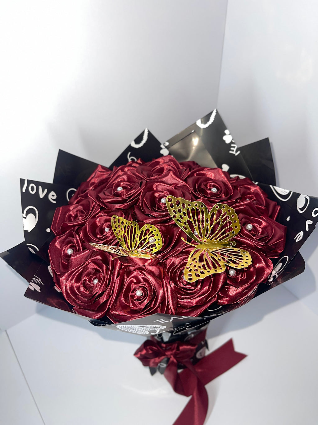 Ramo de Rosas Eternas de Satén Hechas a Mano - Borgoña con Mariposas Doradas (18 rosas)