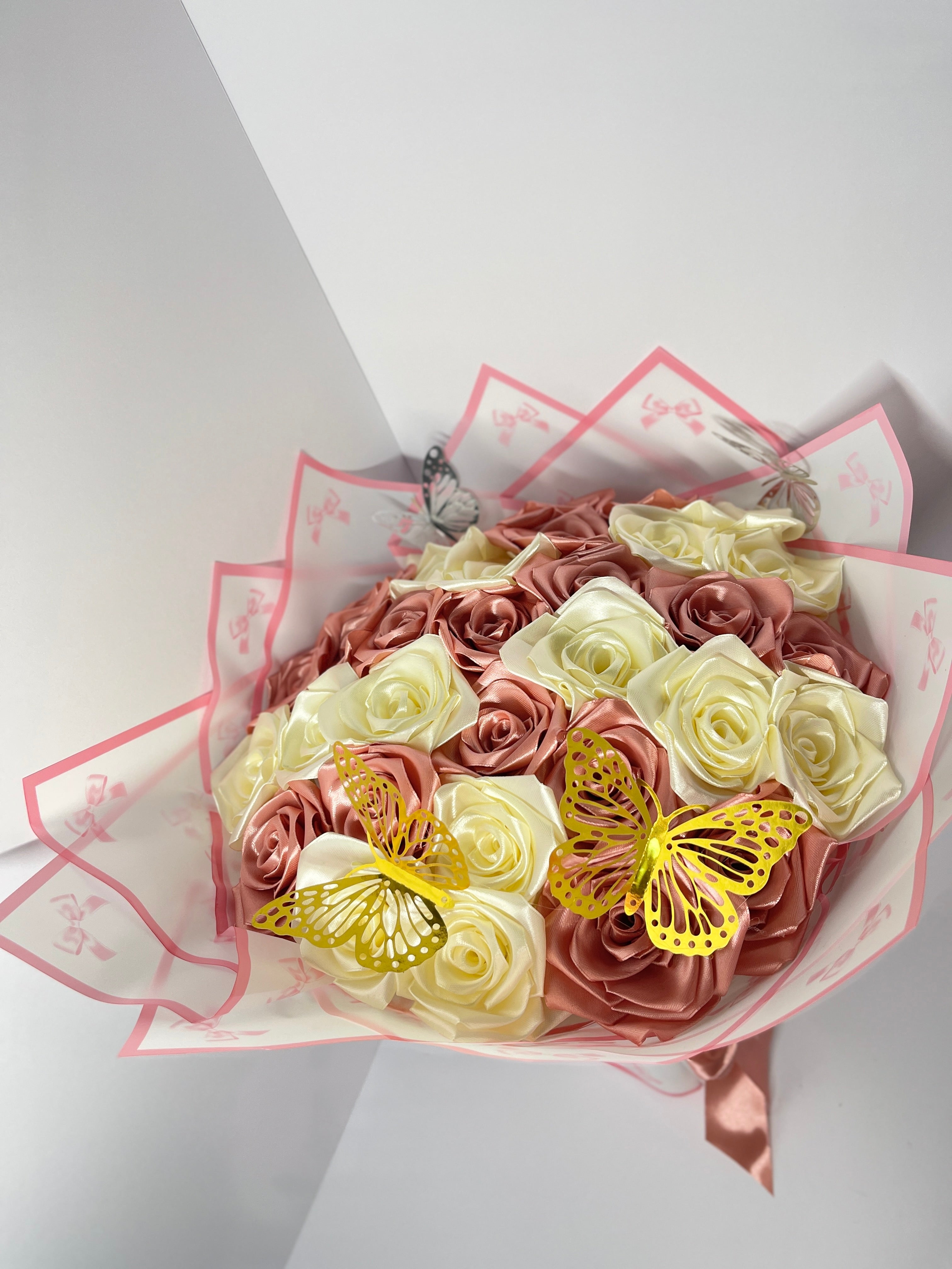 Ramo de Rosas Hecho a Mano con Cinta de Satén - Oro Rosa y Crema (32 Rosas)