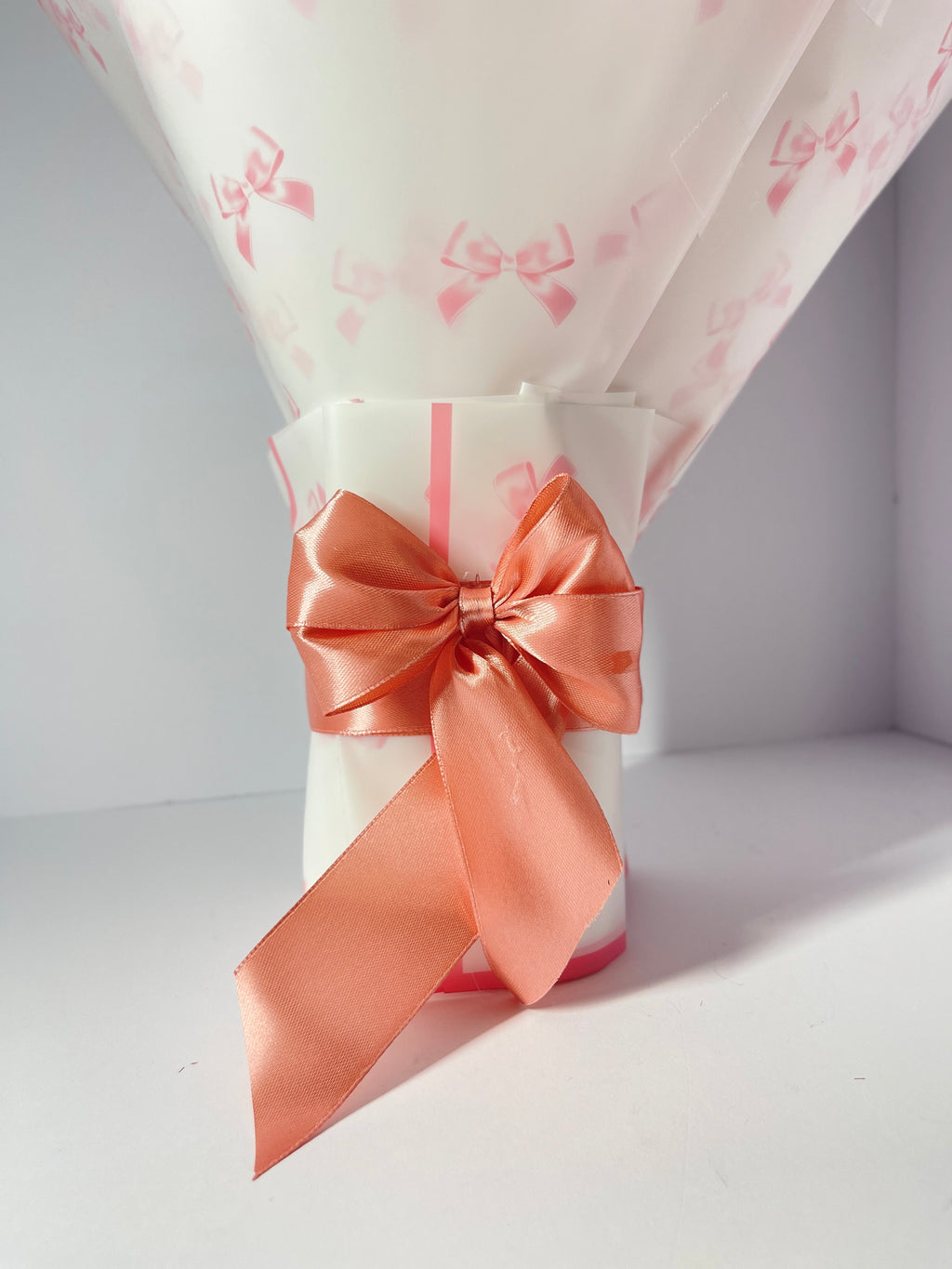 Ramo de Rosas Hecho a Mano con Cinta de Satén - Oro Rosa y Crema (32 Rosas)