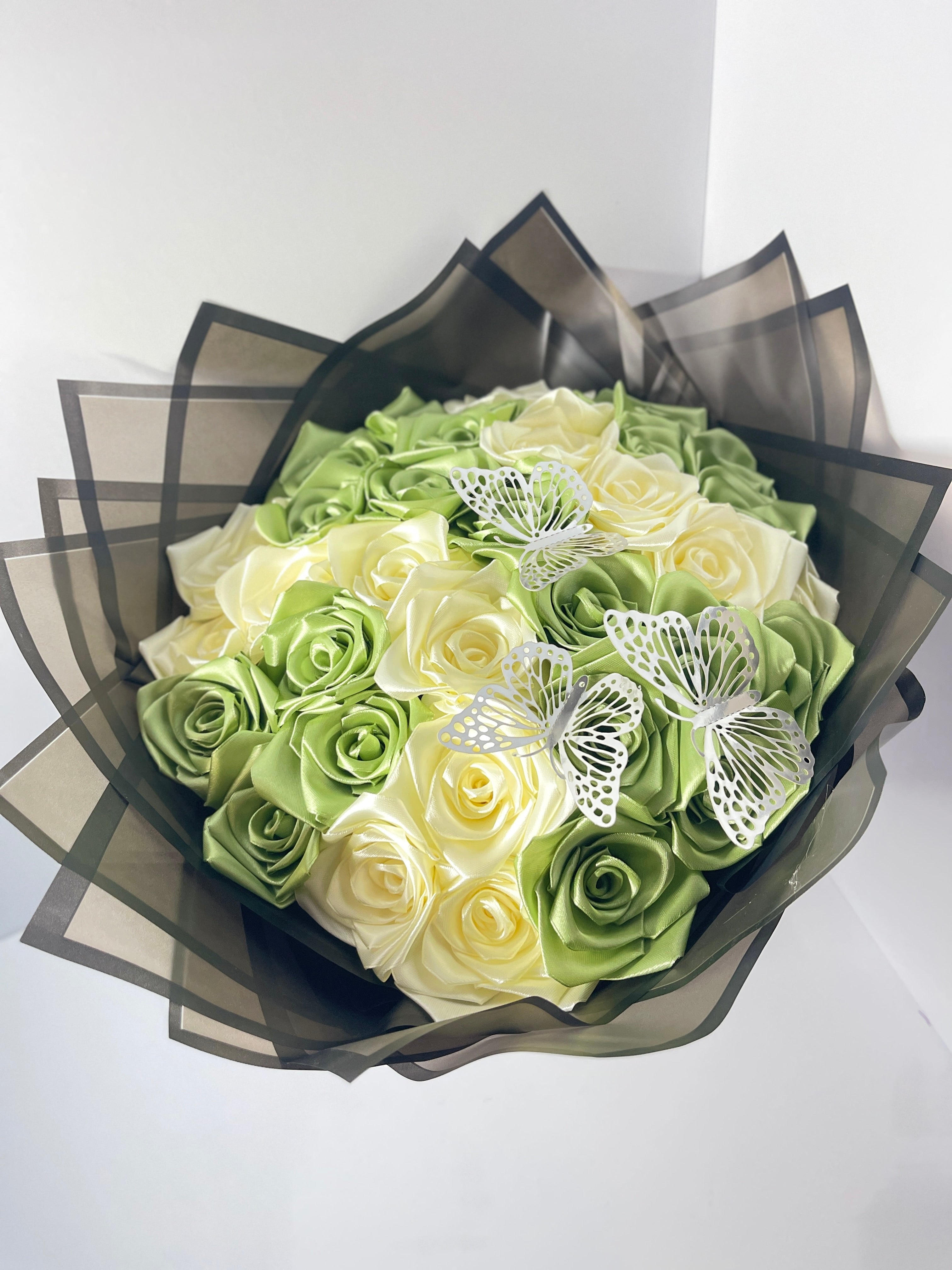 Luxury Satin Rose Bouquet – Sage Green & Cream Edition (34-Rose)
