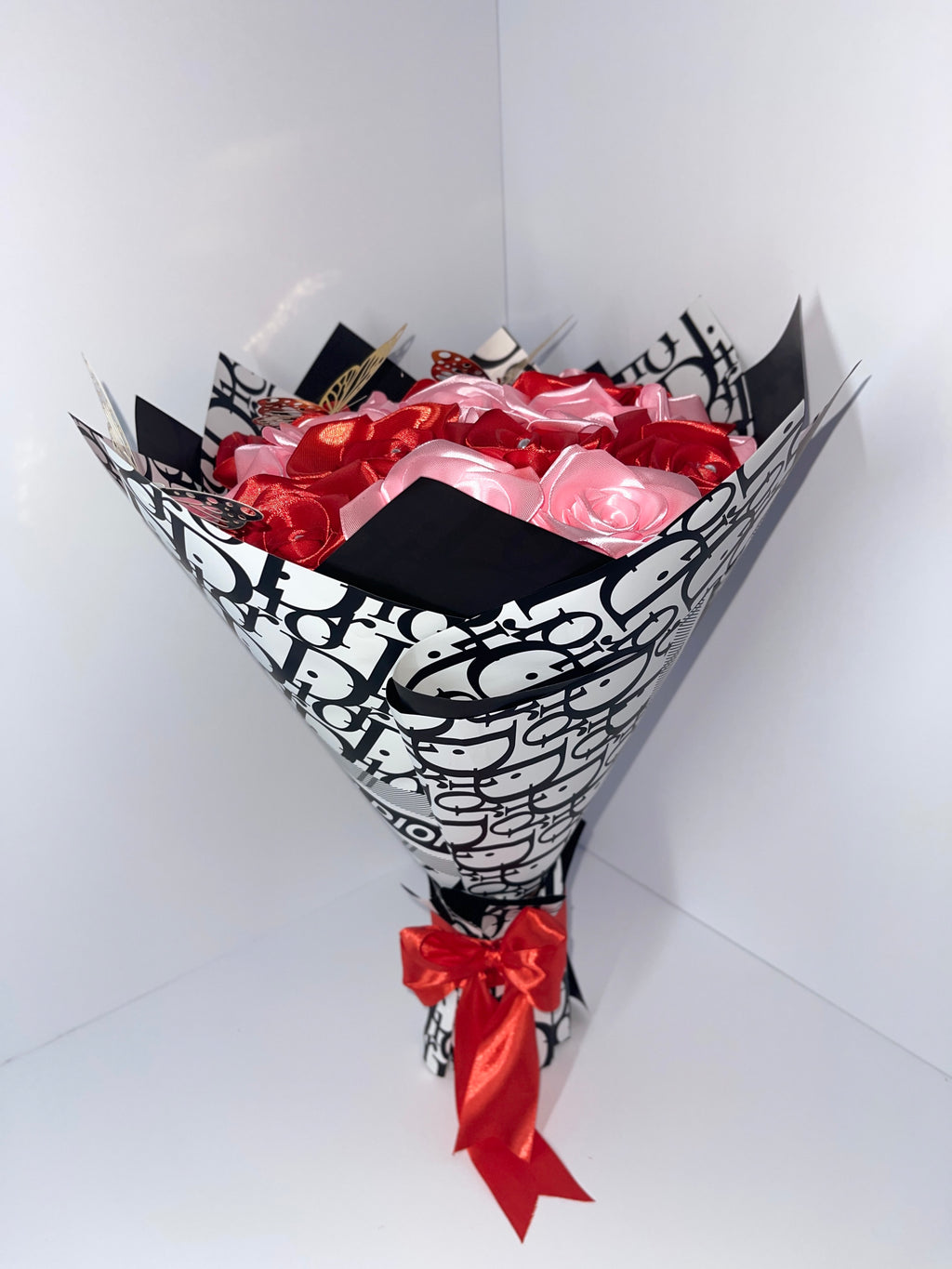 Ramo Eterno de Rosas de Satén Edición Prestigio – Rosa y Rojo (18 rosas)