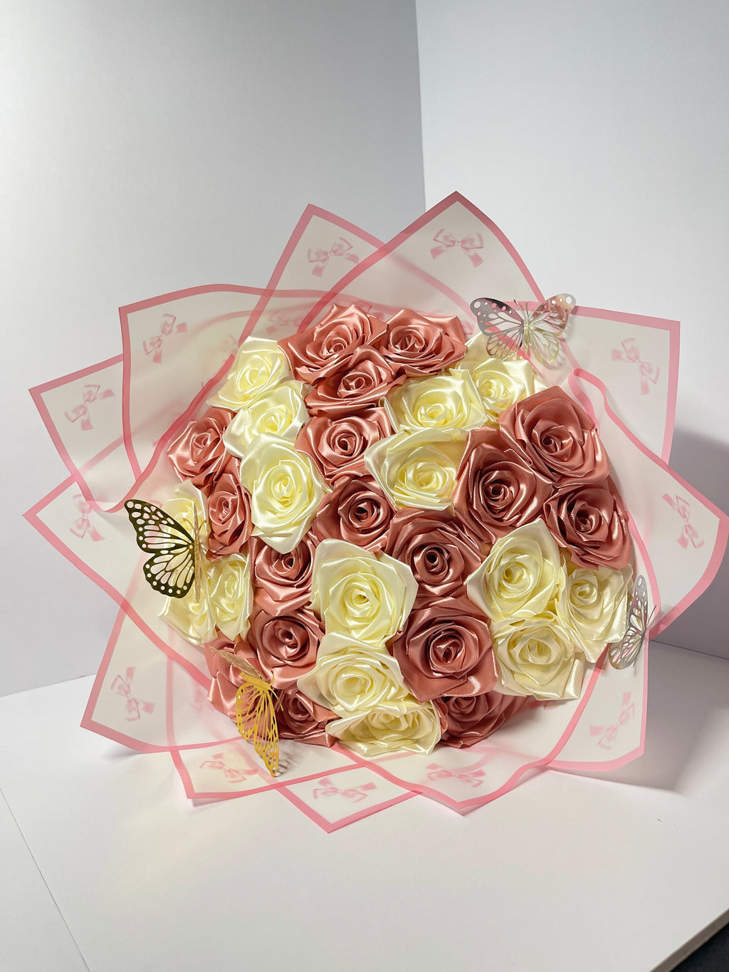 Ramo de Rosas Hecho a Mano con Cinta de Satén - Oro Rosa y Crema (32 Rosas)
