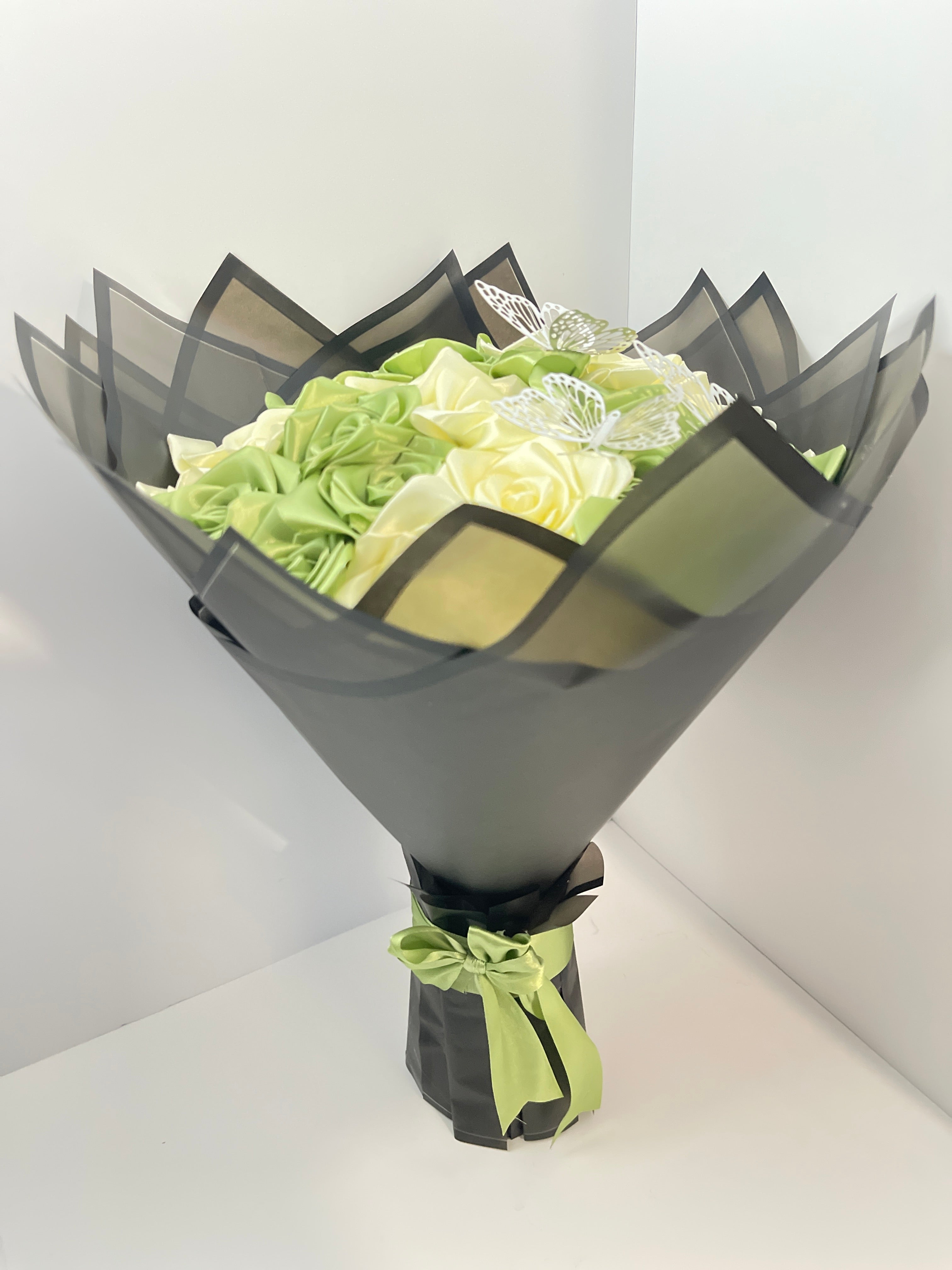 Luxury Satin Rose Bouquet – Sage Green & Cream Edition (34-Rose)