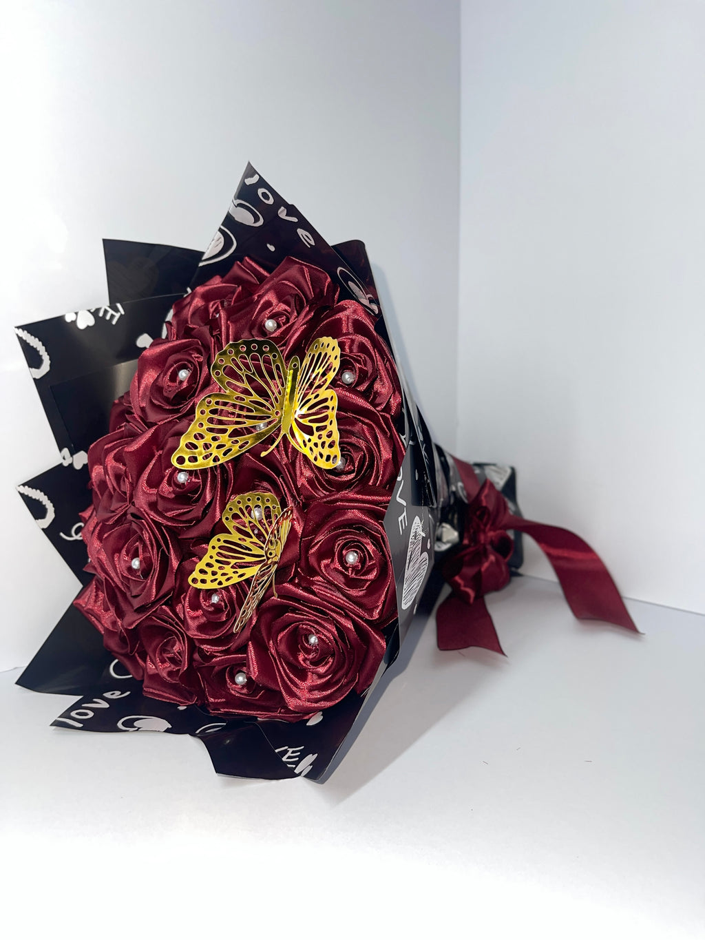 Ramo de Rosas Eternas de Satén Hechas a Mano - Borgoña con Mariposas Doradas (18 rosas)