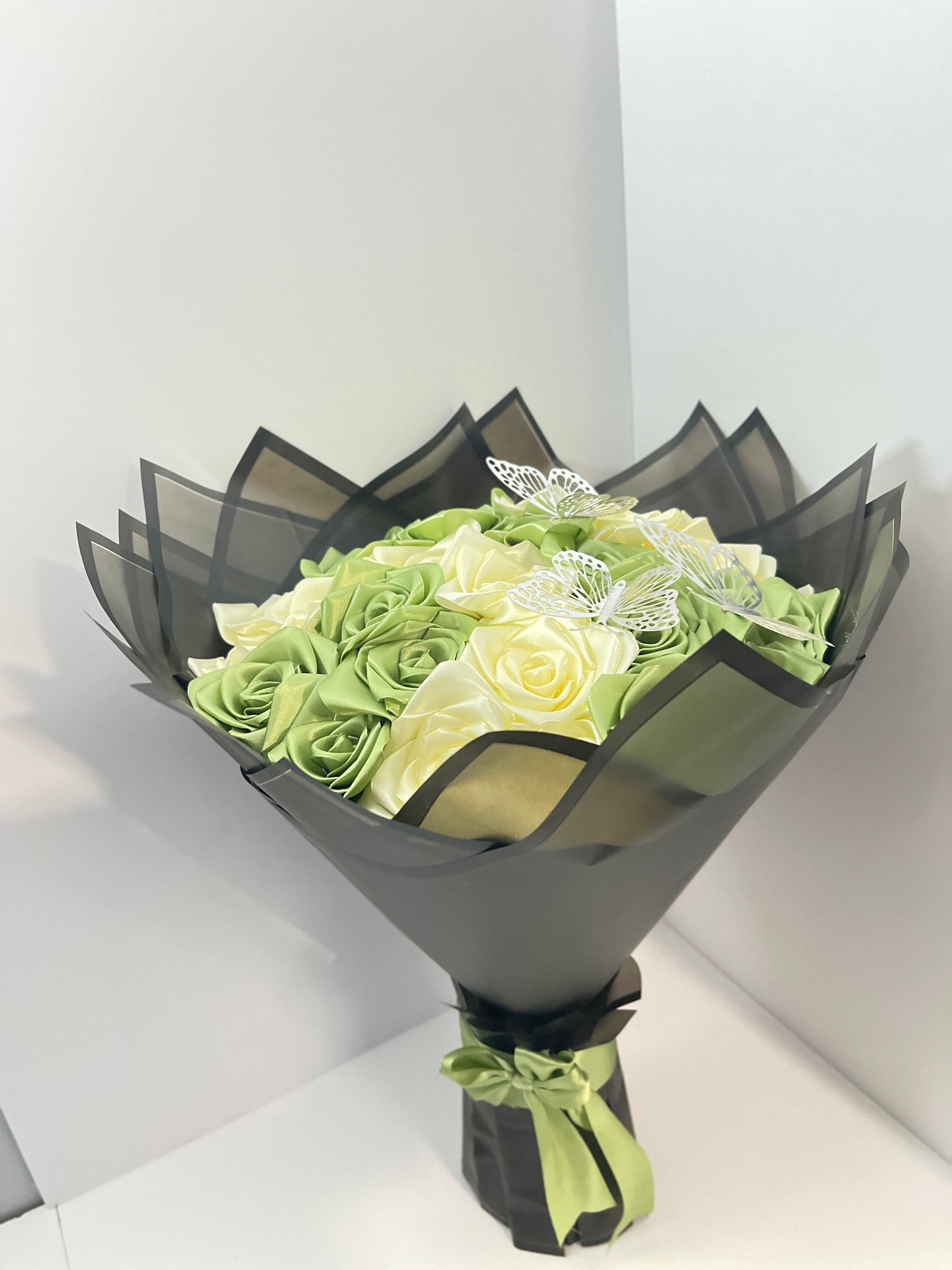 Luxury Satin Rose Bouquet – Sage Green & Cream Edition (34-Rose)