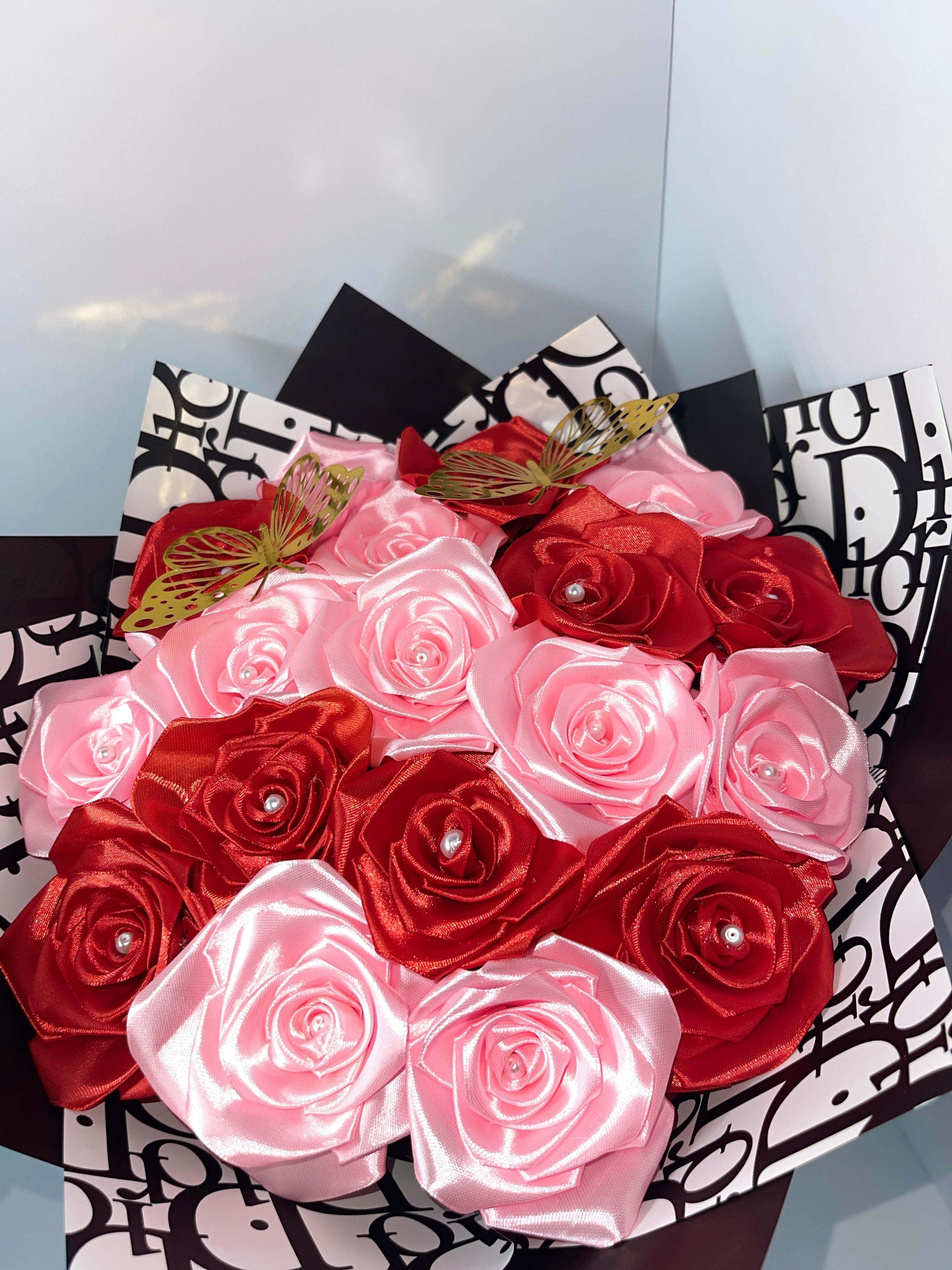 Prestige Edition Eternal Satin Rose Bouquet – Pink & Red (18-rose)