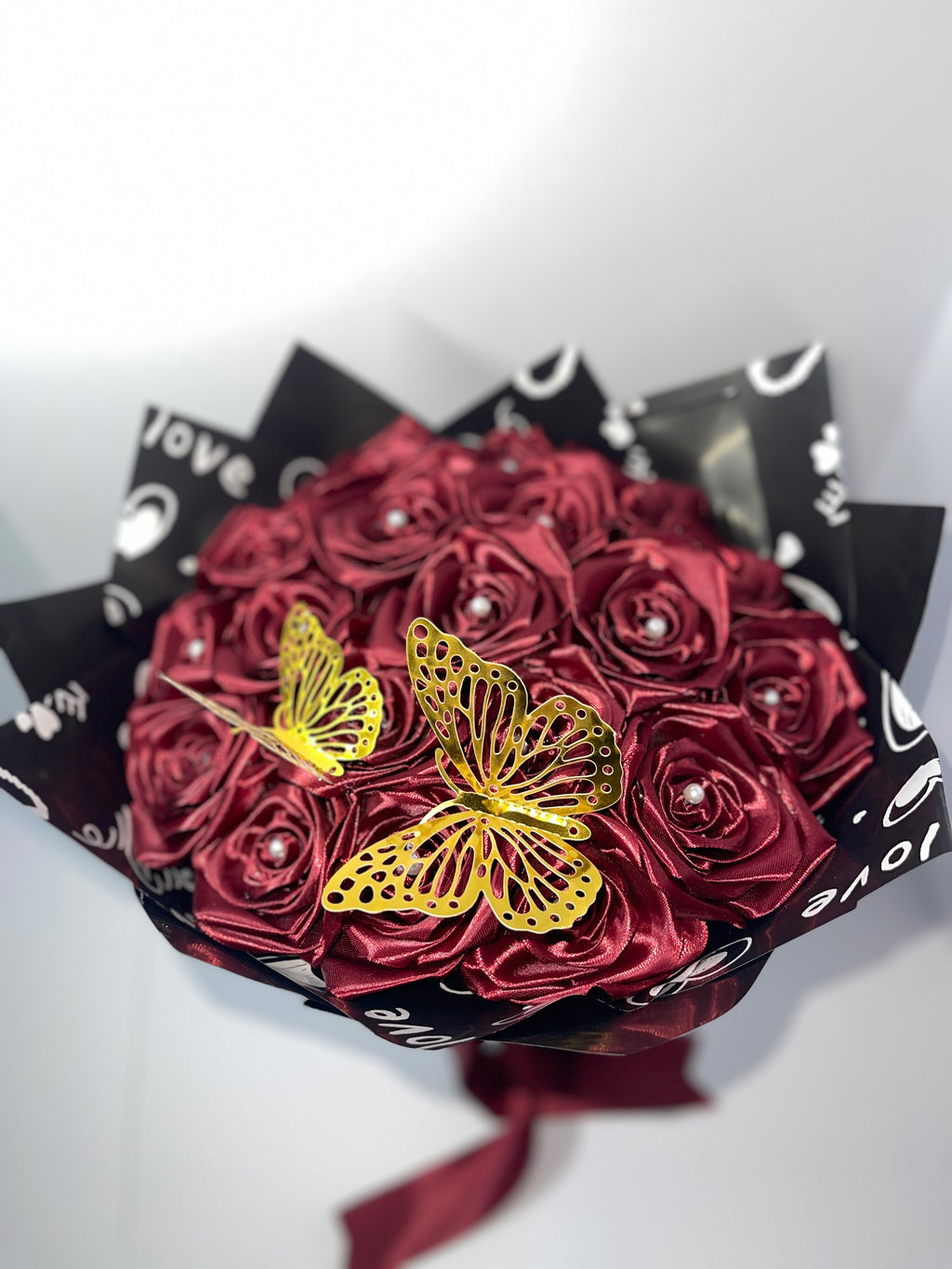 Ramo de Rosas Eternas de Satén Hechas a Mano - Borgoña con Mariposas Doradas (18 rosas)