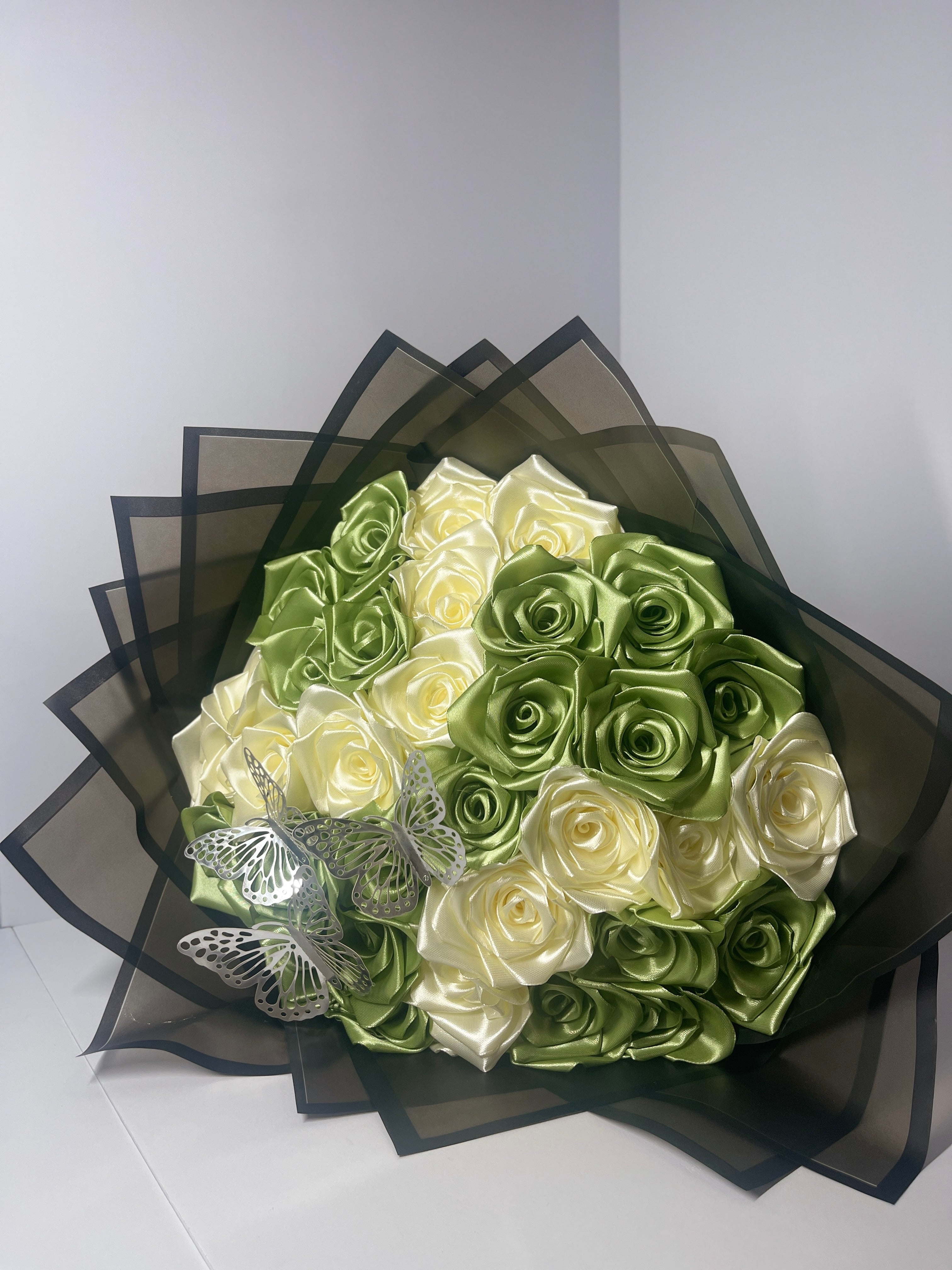 Luxury Satin Rose Bouquet – Sage Green & Cream Edition (34-Rose)