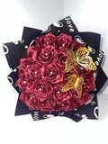 Ramo de Rosas Eternas de Satén Hechas a Mano - Borgoña con Mariposas Doradas (18 rosas)