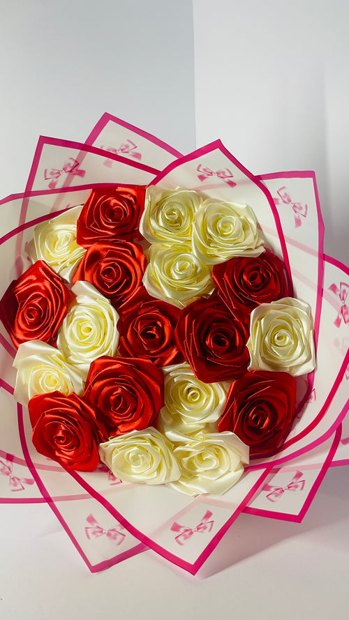 Elegante Ramo de Rosas de Cinta Hechas a Mano de 19 Tallos – Arreglo Floral de Satén Rojo y Crema