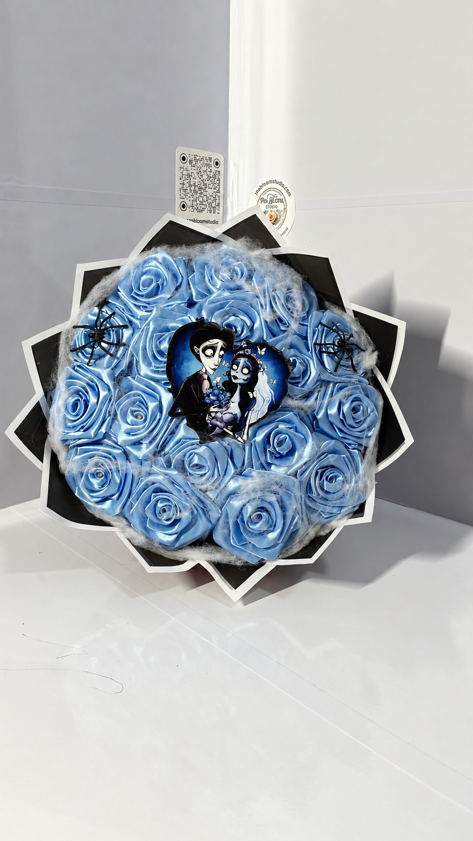 Detalle superior iluminado del ramo azul gótico