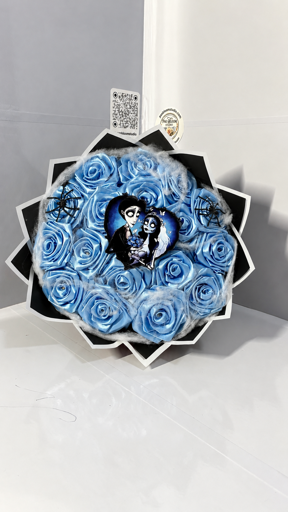 Vista superior iluminada del ramo azul gótico de rosas satinadas