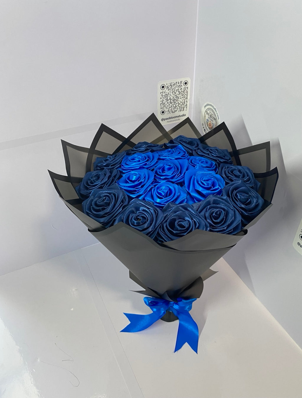Ramo artesanal de rosas de satén azul rey y azul marino — Pao Bloom Studio