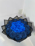 Ramo artesanal de rosas de satén azul rey y azul marino — Pao Bloom Studio