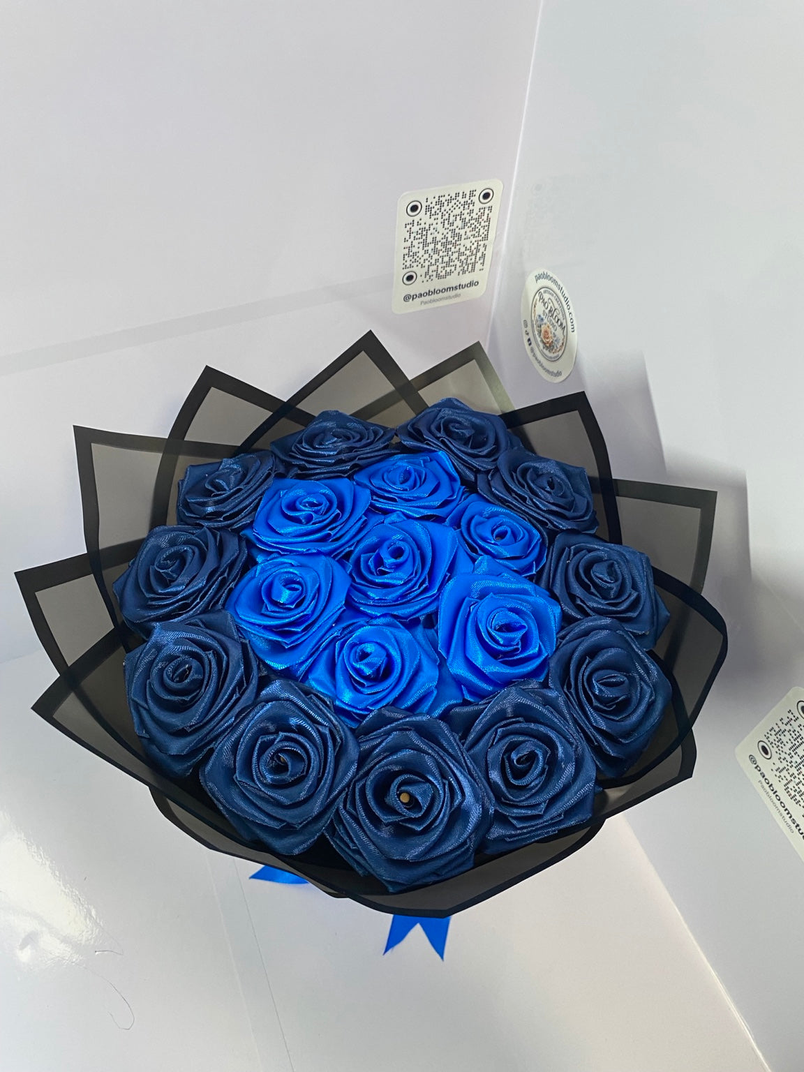 Ramo artesanal de rosas de satén azul rey y azul marino — Pao Bloom Studio