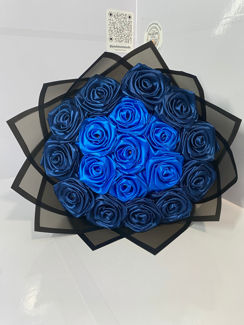 Ramo artesanal de rosas de satén azul rey y azul marino — Pao Bloom Studio