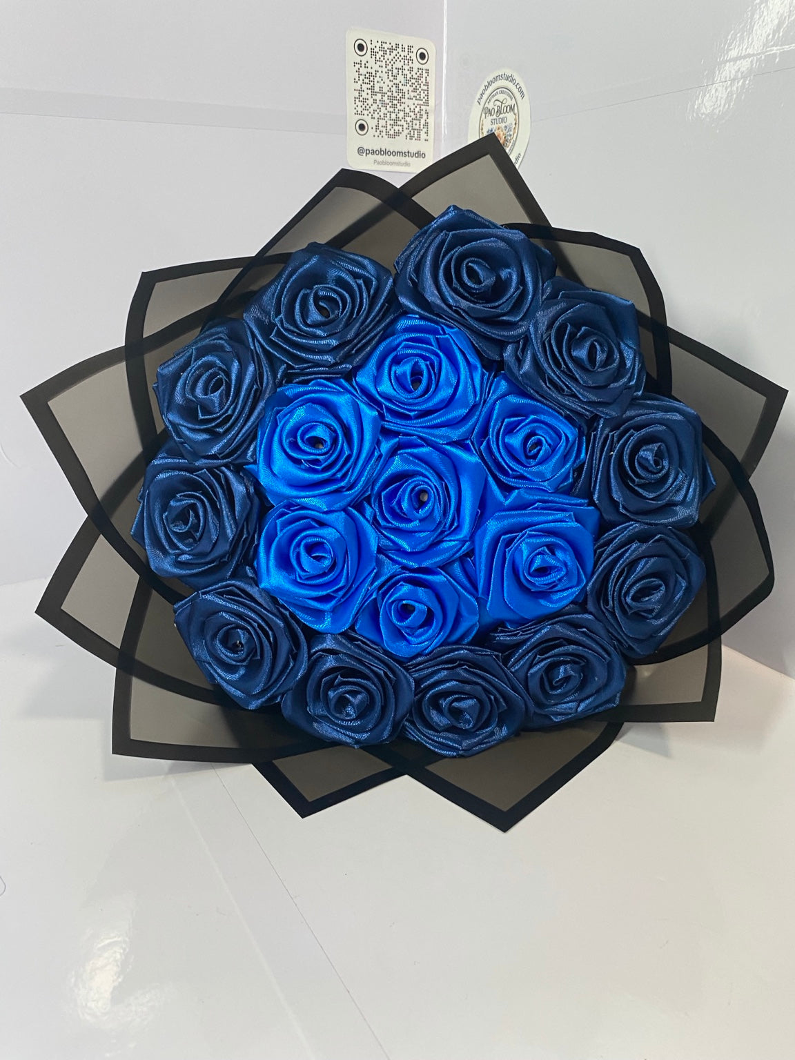 Ramo artesanal de rosas de satén azul rey y azul marino — Pao Bloom Studio