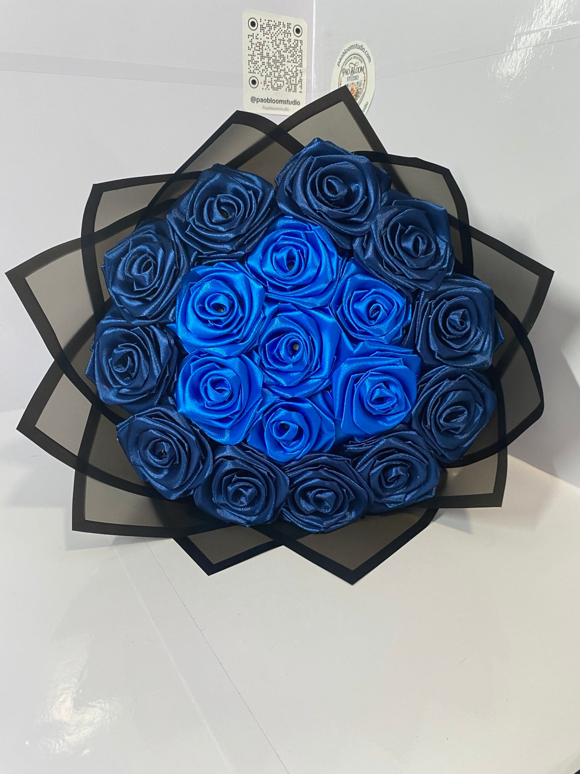 Ramo artesanal de rosas de satén azul rey y azul marino — Pao Bloom Studio
