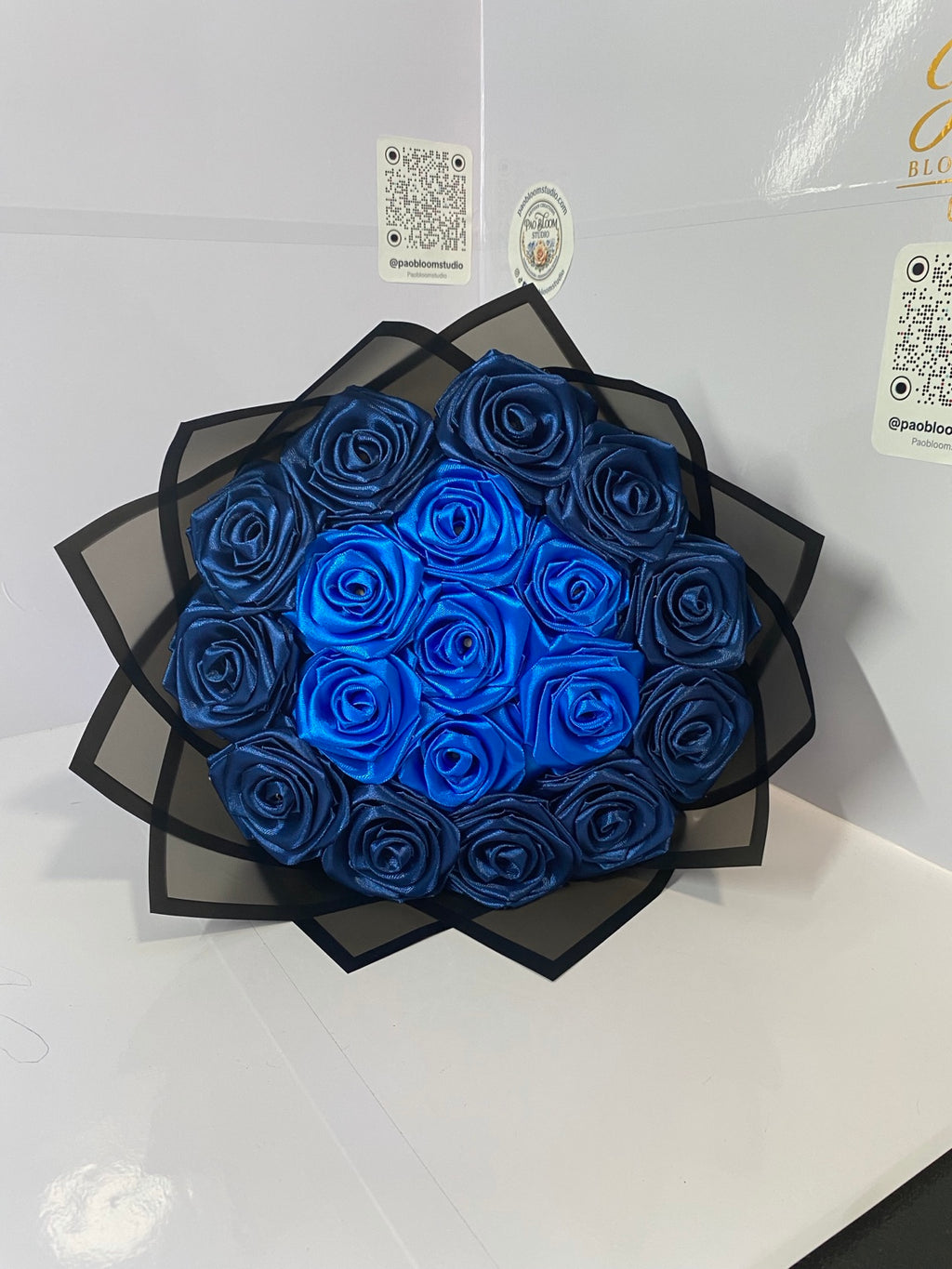Ramo artesanal de rosas de satén azul rey y azul marino — Pao Bloom Studio