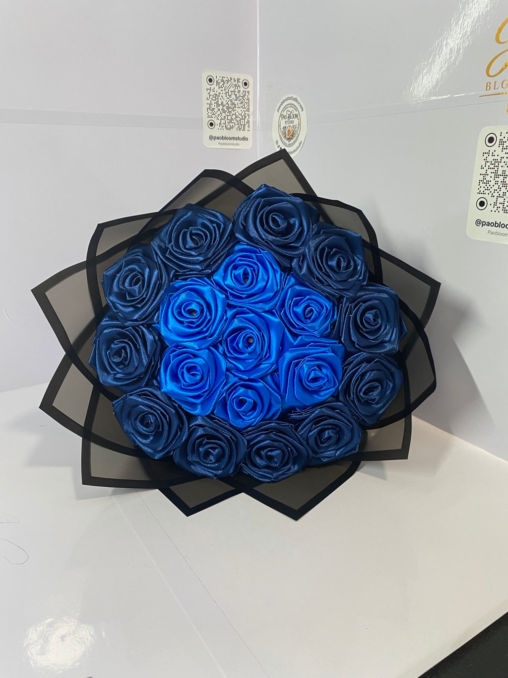 Ramo artesanal de rosas de satén azul rey y azul marino — Pao Bloom Studio