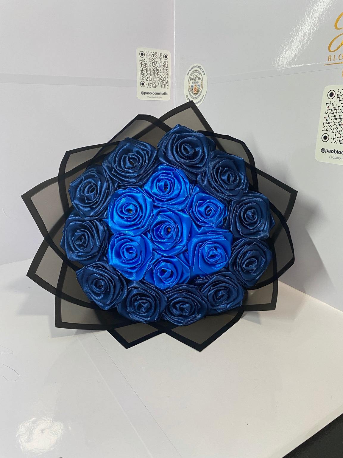 Ramo artesanal de rosas de satén azul rey y azul marino — Pao Bloom Studio