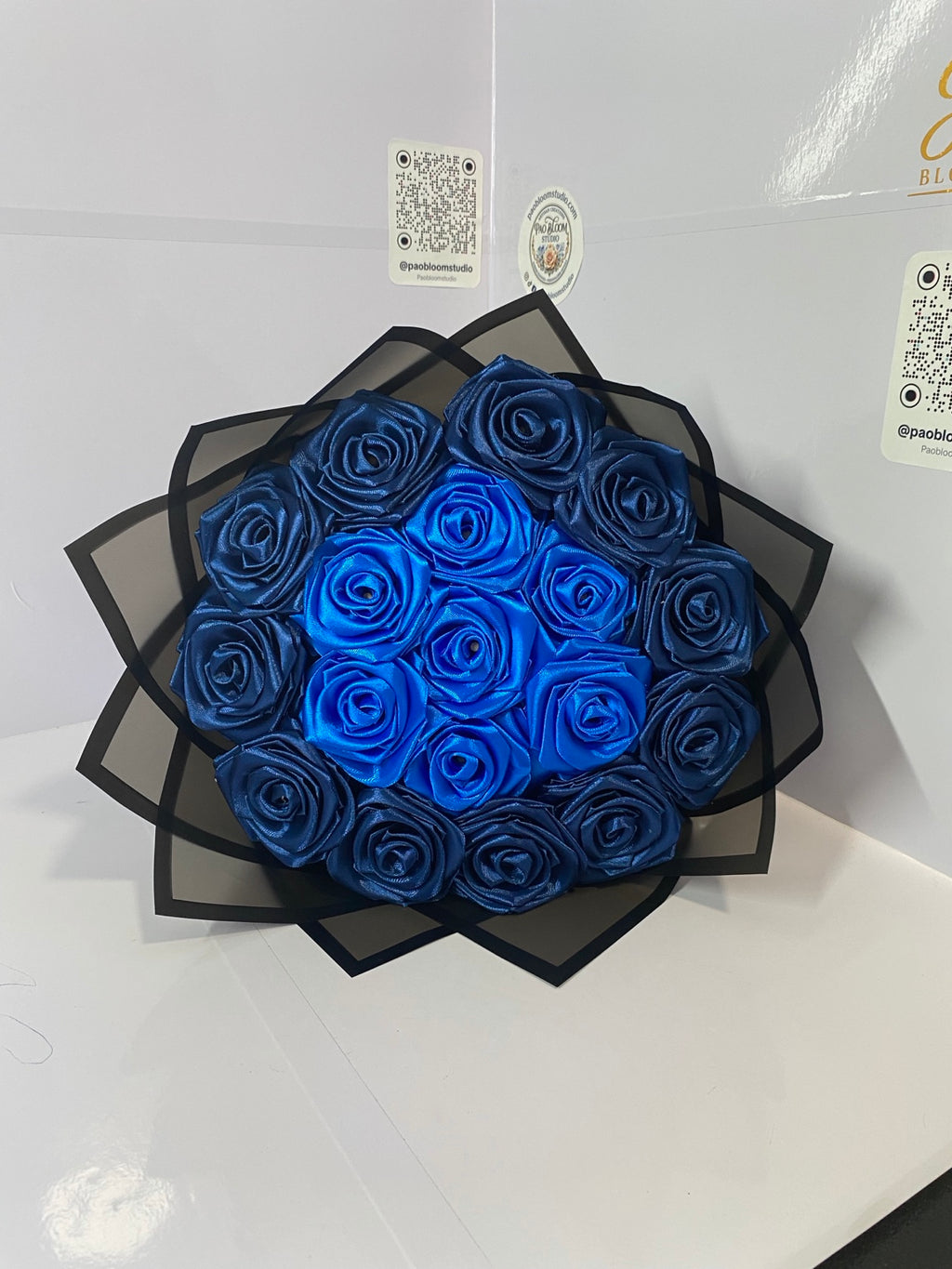 Ramo artesanal de rosas de satén azul rey y azul marino — Pao Bloom Studio