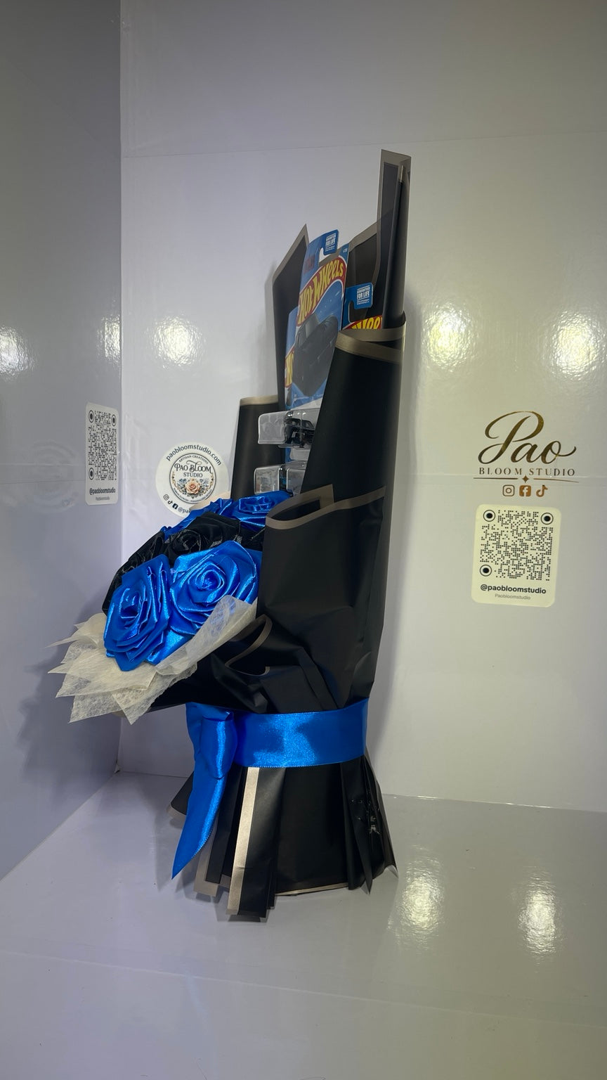 Side view of blue racing rose bouquet