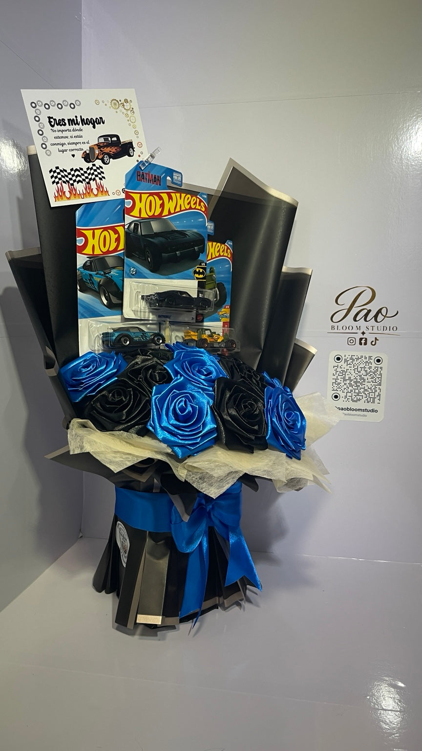 Blue racing bouquet with decorative message card