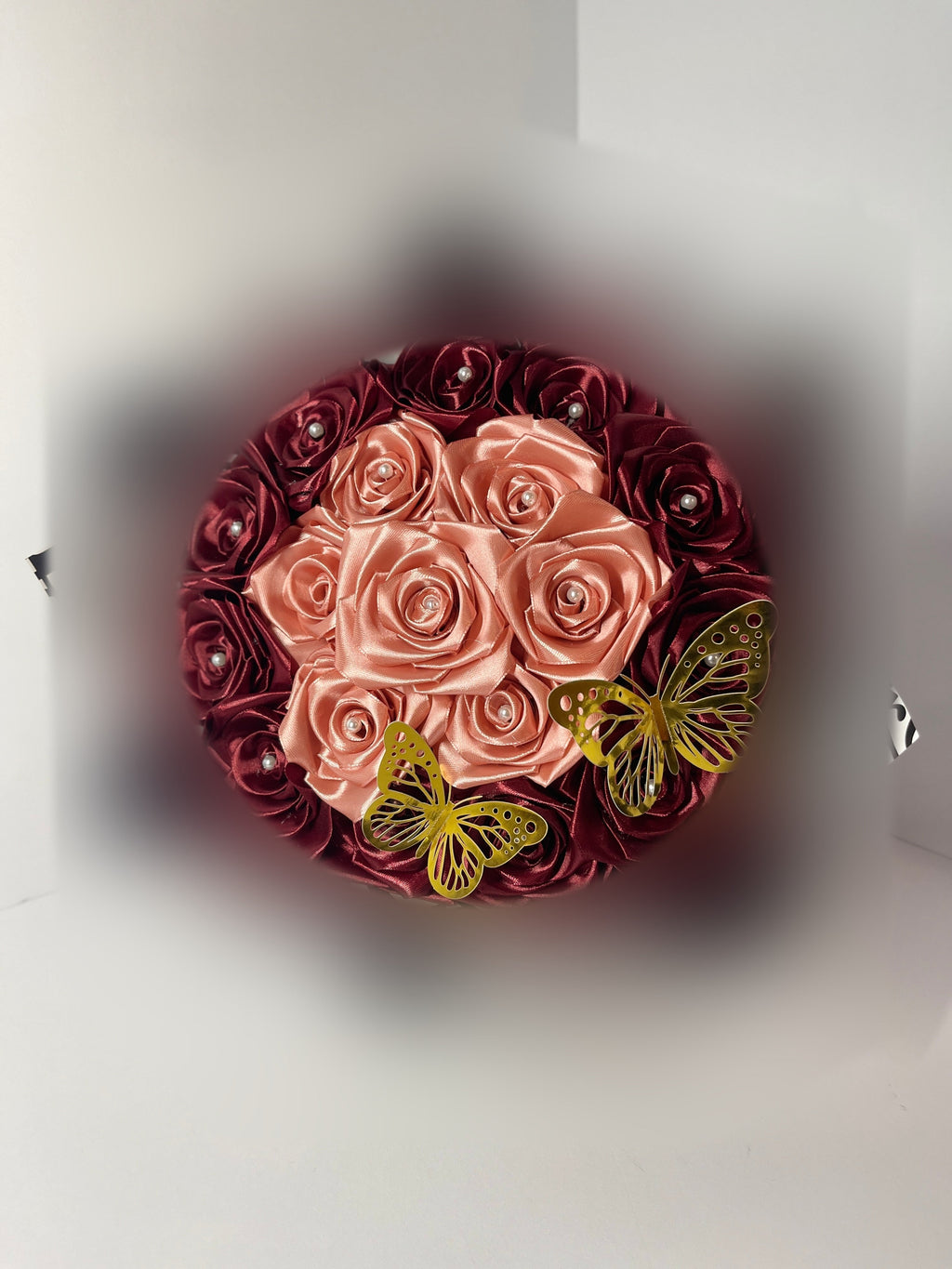 Ramo Elegance de rosas de satén, versión TikTok con papel de marca desenfocado — foto 01