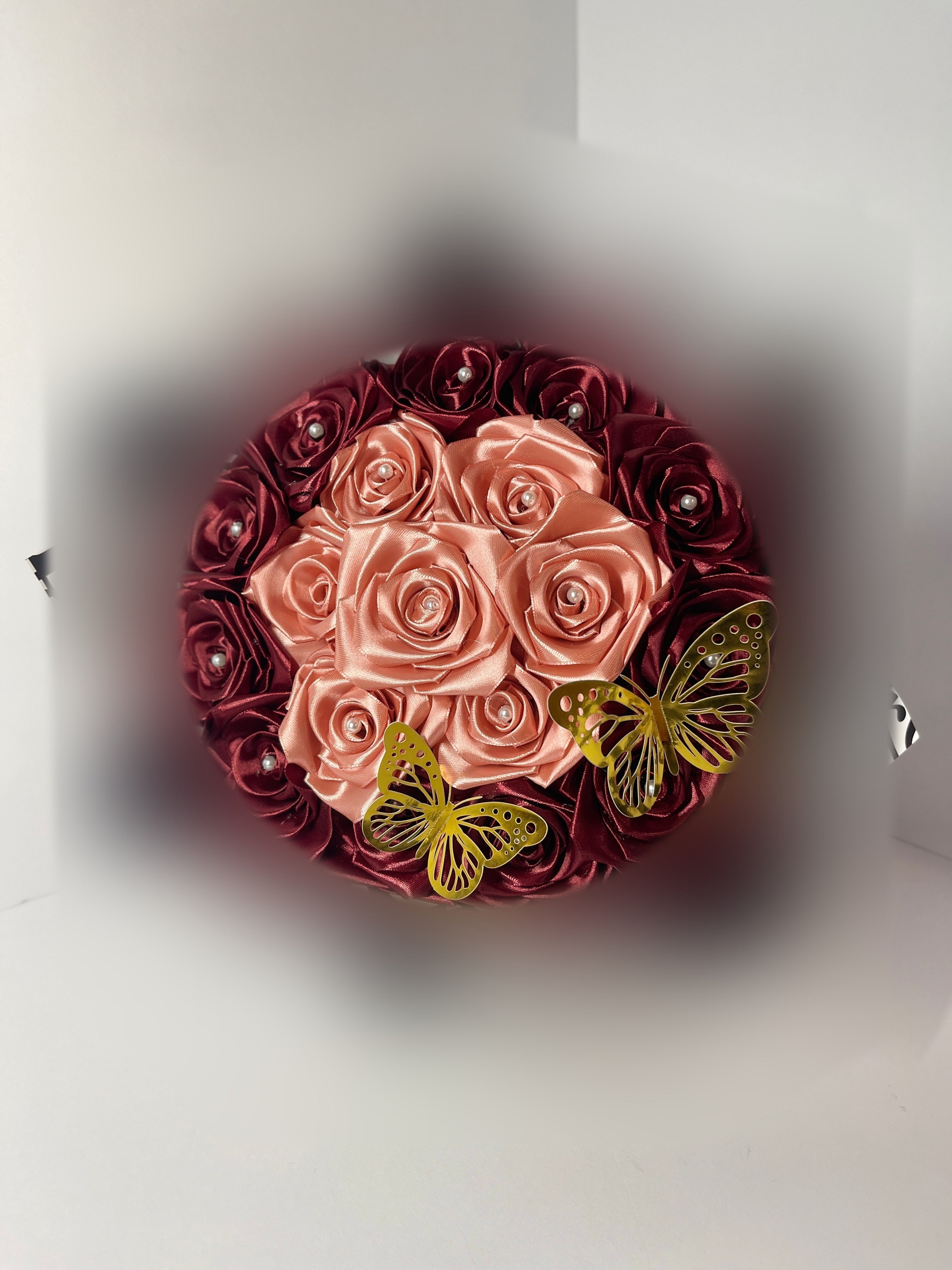 Ramo Elegance de rosas de satén, versión TikTok con papel de marca desenfocado — foto 01
