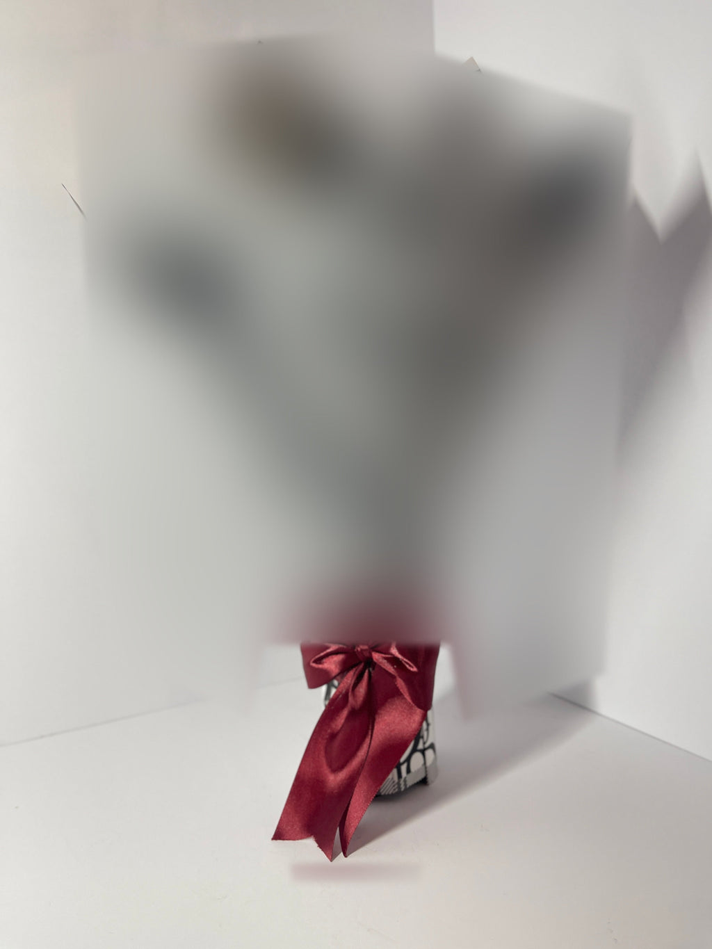 Ramo Elegance de rosas de satén, versión TikTok con papel de marca desenfocado — foto 02