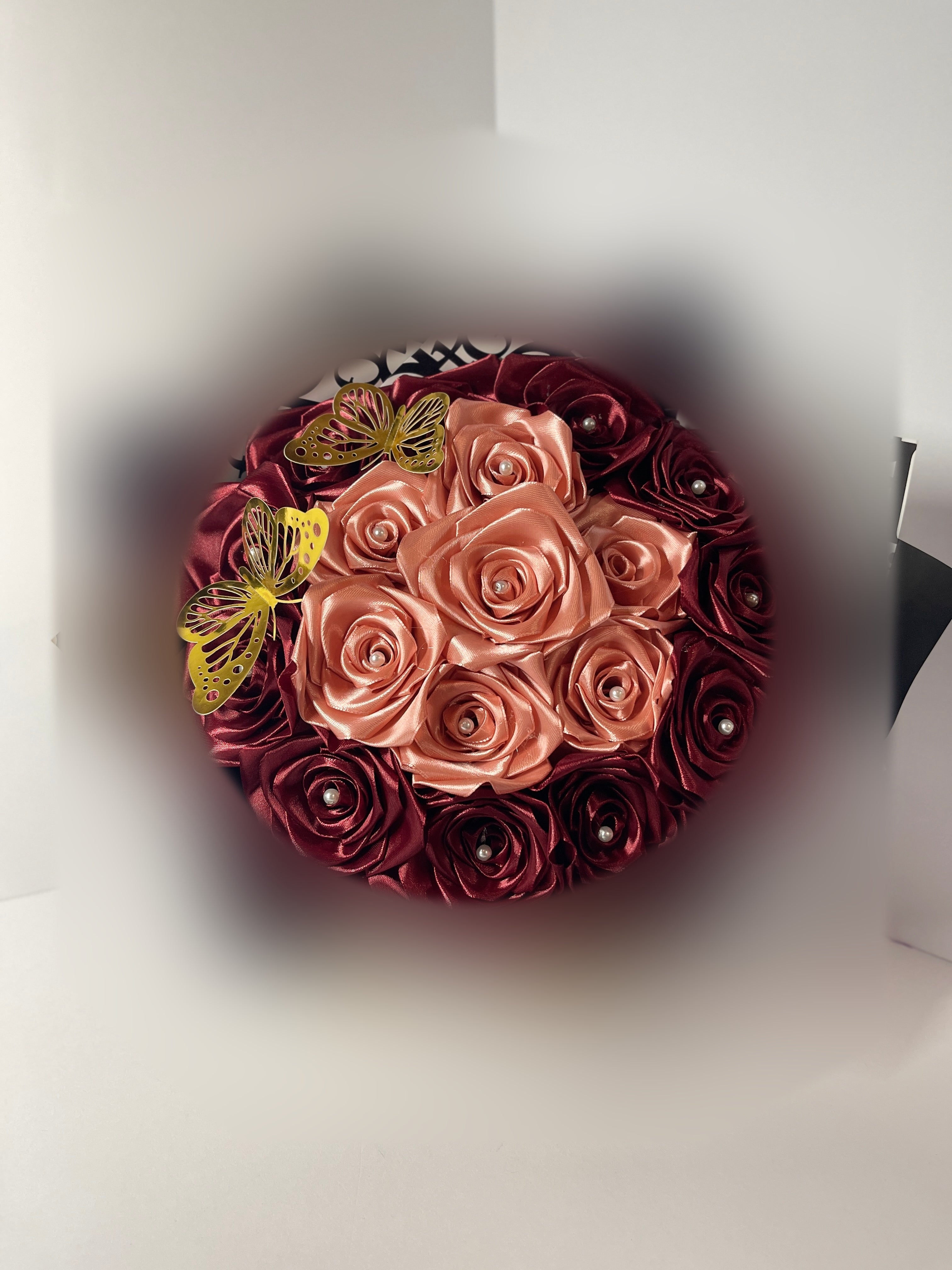 Ramo Elegance de rosas de satén, versión TikTok con papel de marca desenfocado — foto 03