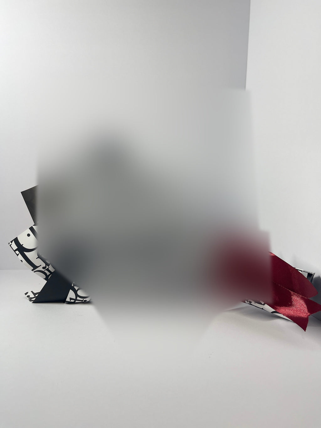 Ramo Elegance de rosas de satén, versión TikTok con papel de marca desenfocado — foto 04