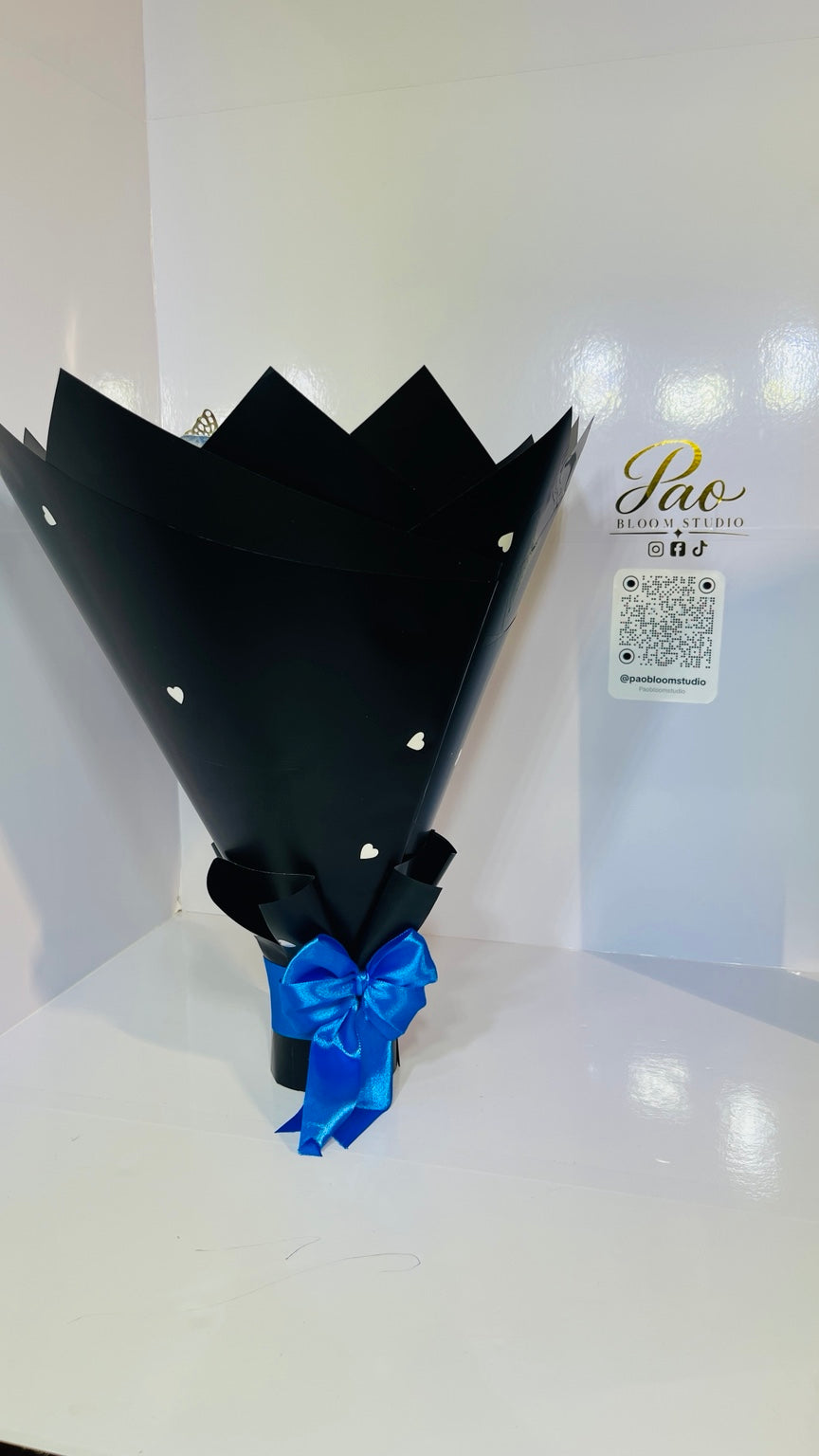 Blue bow and black heart-pattern bouquet wrapping