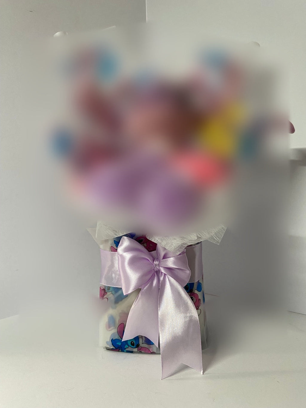 Ramo Lavender Sweetheart, versión TikTok con personaje y estampados desenfocados — foto 04