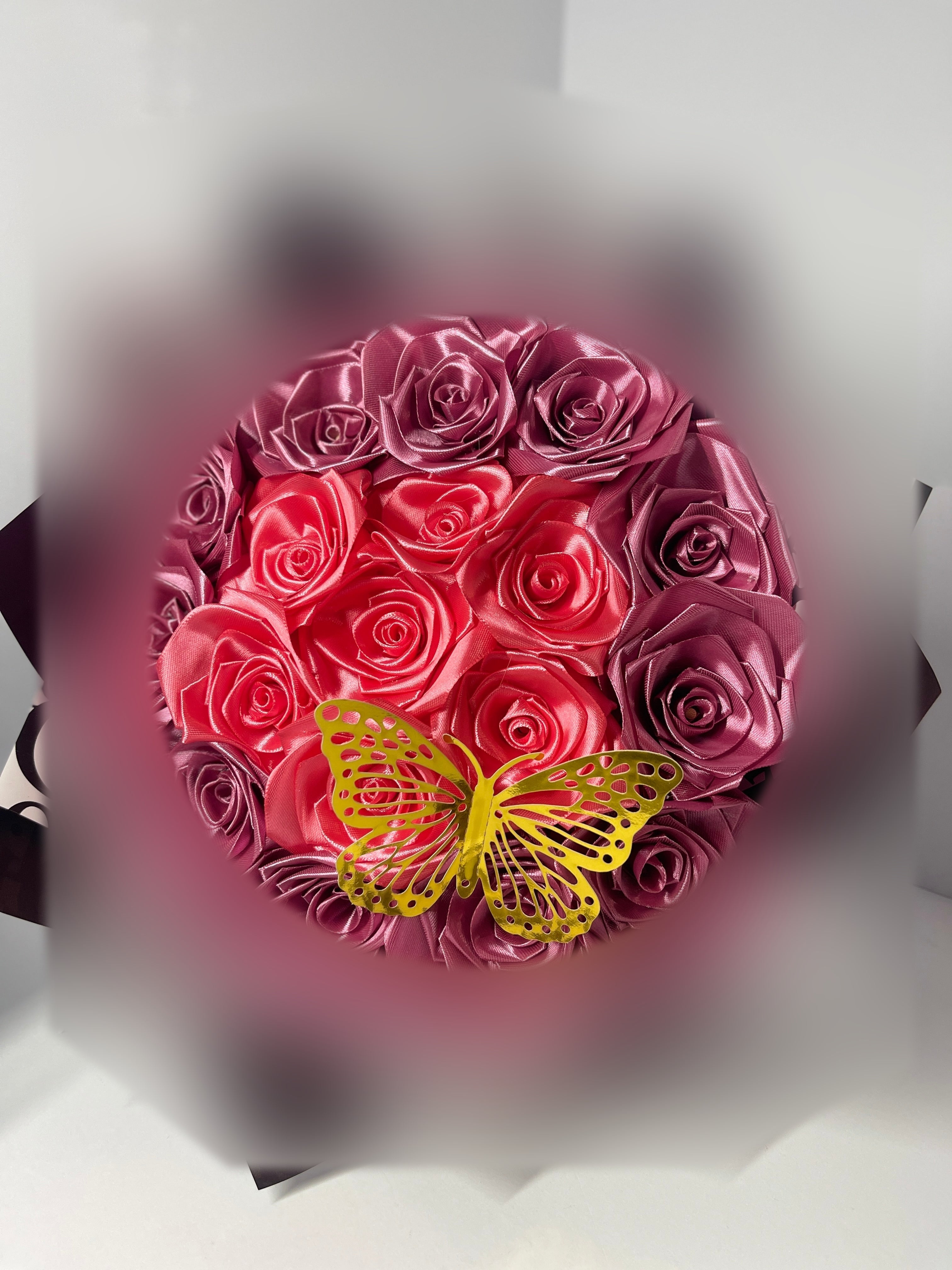 Ramo artesanal de rosas de satén con mariposa, versión TikTok con papel de marca desenfocado — foto 01