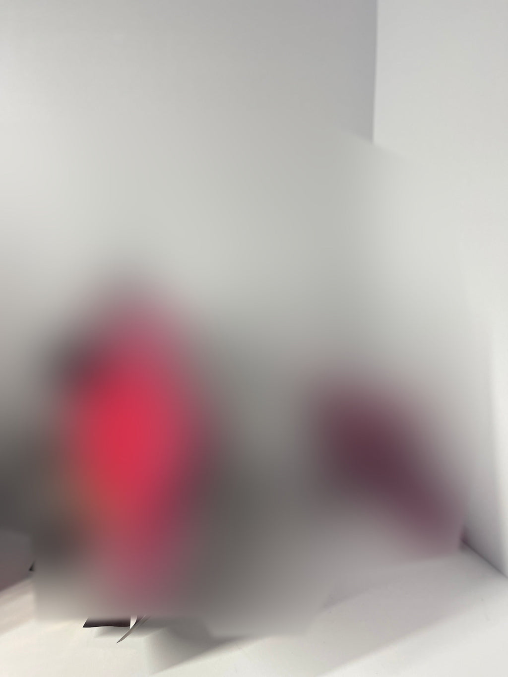 Ramo artesanal de rosas de satén con mariposa, versión TikTok con papel de marca desenfocado — foto 02