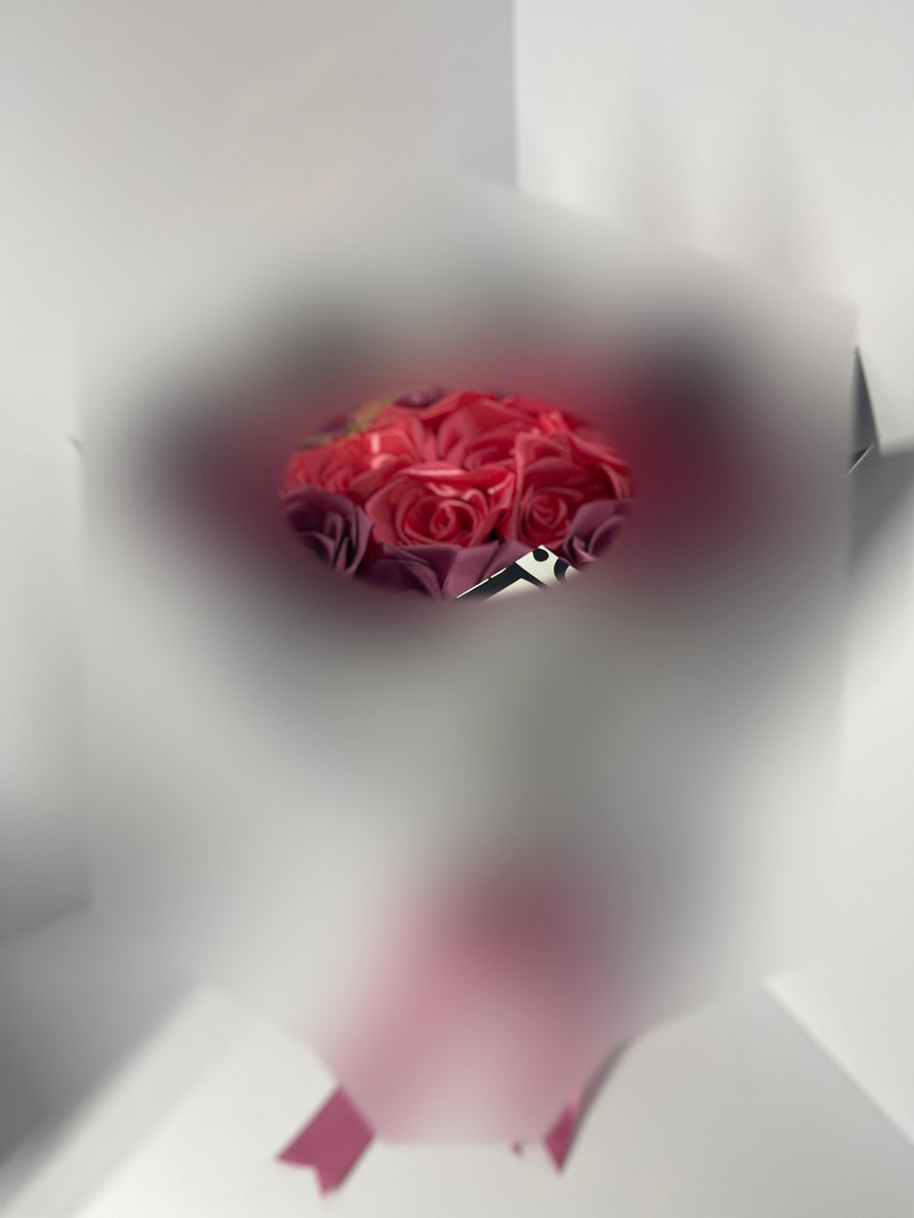 Ramo artesanal de rosas de satén con mariposa, versión TikTok con papel de marca desenfocado — foto 03
