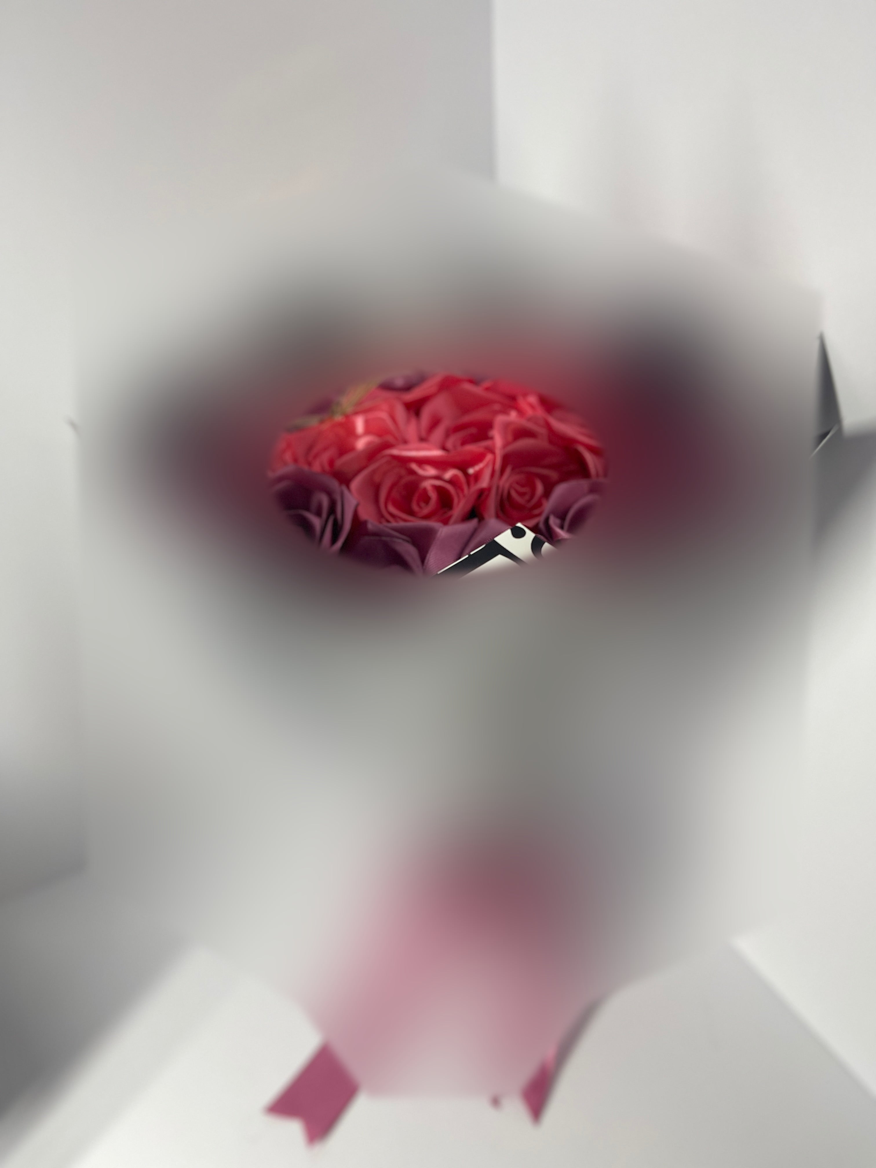 Ramo artesanal de rosas de satén con mariposa, versión TikTok con papel de marca desenfocado — foto 03
