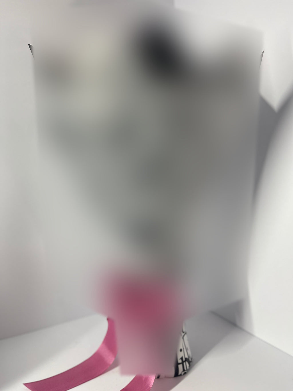 Ramo artesanal de rosas de satén con mariposa, versión TikTok con papel de marca desenfocado — foto 04