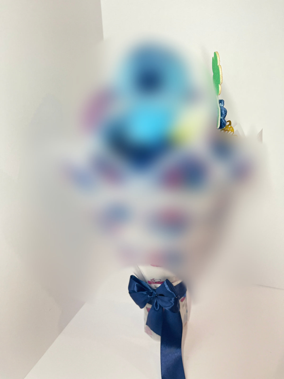 Ramo Ohana Magic de rosas de listón, versión TikTok con personaje y estampados desenfocados — foto 02