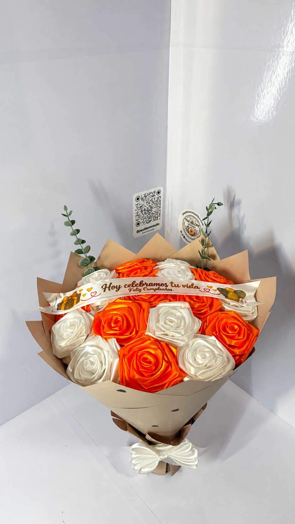 Detalle iluminado del ramo naranja y marfil
