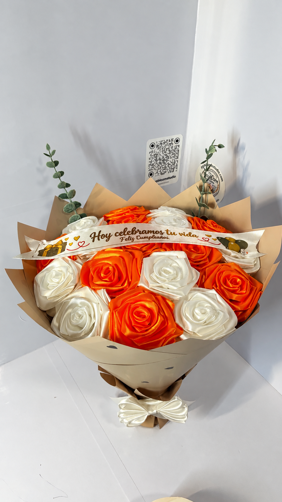 Detalle de rosas satinadas naranja y marfil con más luz