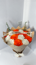 Ramo naranja y marfil iluminado con cinta de cumpleaños