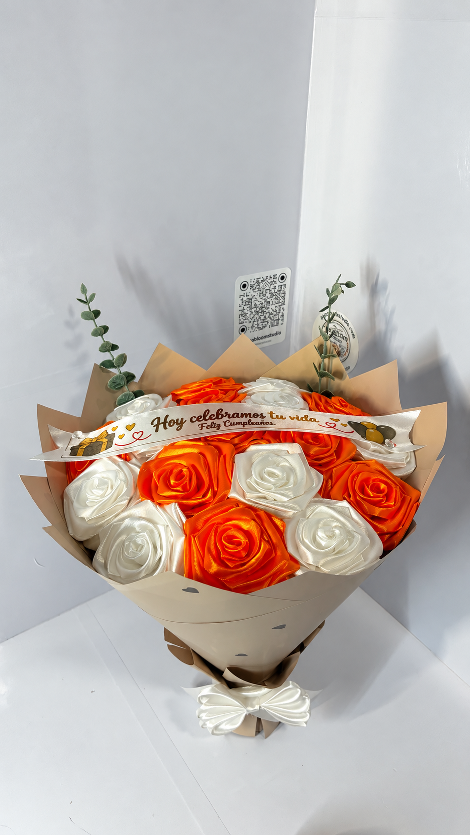 Ramo naranja y marfil iluminado con cinta de cumpleaños