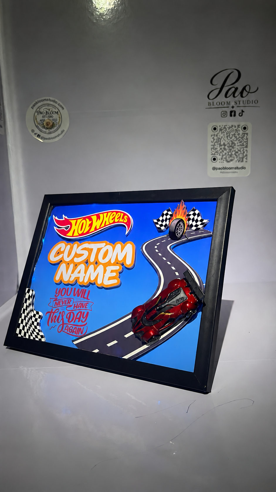 Cuadro de carreras personalizado con texto CUSTOM NAME, vista 1 — Pao Bloom Studio