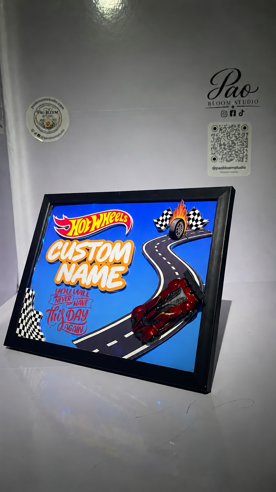 Cuadro de carreras personalizado con texto CUSTOM NAME, vista 2 — Pao Bloom Studio