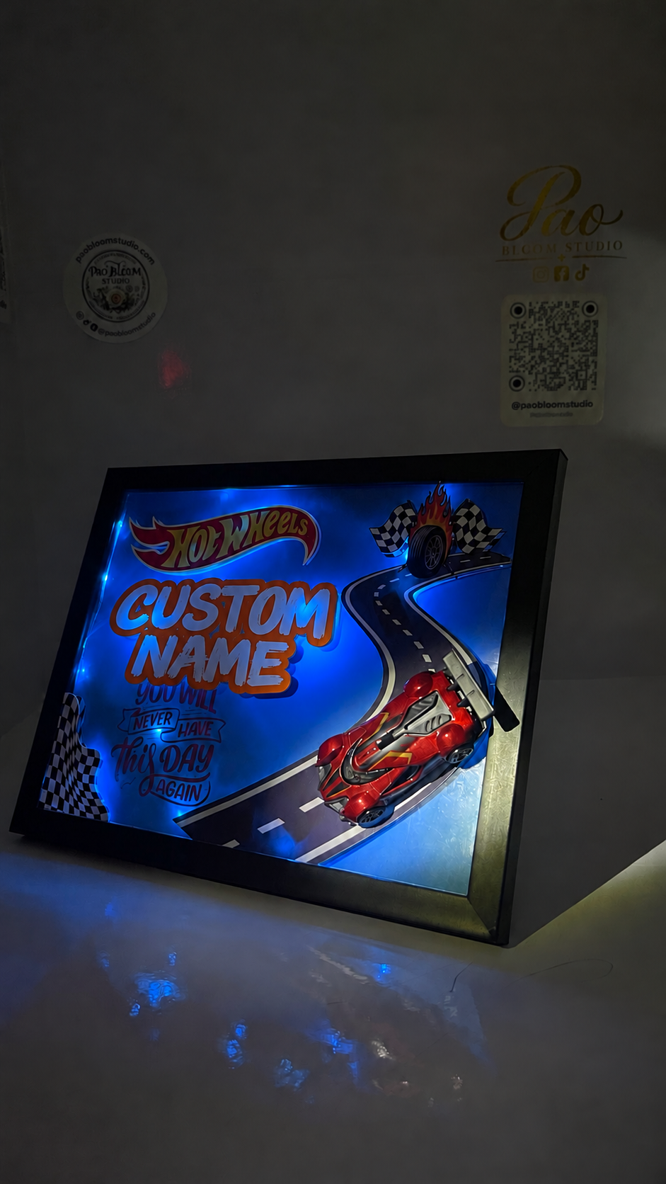 Cuadro de carreras personalizado con texto CUSTOM NAME, vista 3 — Pao Bloom Studio