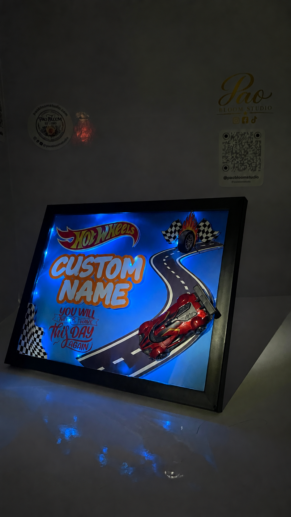 Cuadro de carreras personalizado con texto CUSTOM NAME, vista 4 — Pao Bloom Studio