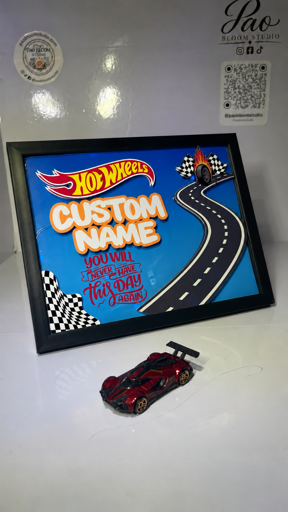 Cuadro de carreras personalizado con texto CUSTOM NAME, vista 5 — Pao Bloom Studio